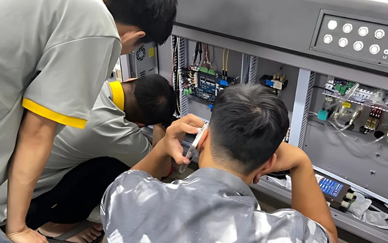 Kỹ thuật viên tại Phát Triển Trung Việt đang lắp máy cho khách hàng